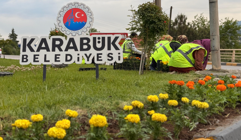 Karabük Belediyesi, yaz aylarının gelişiyle birlikte park, bahçe ve refüjlerde