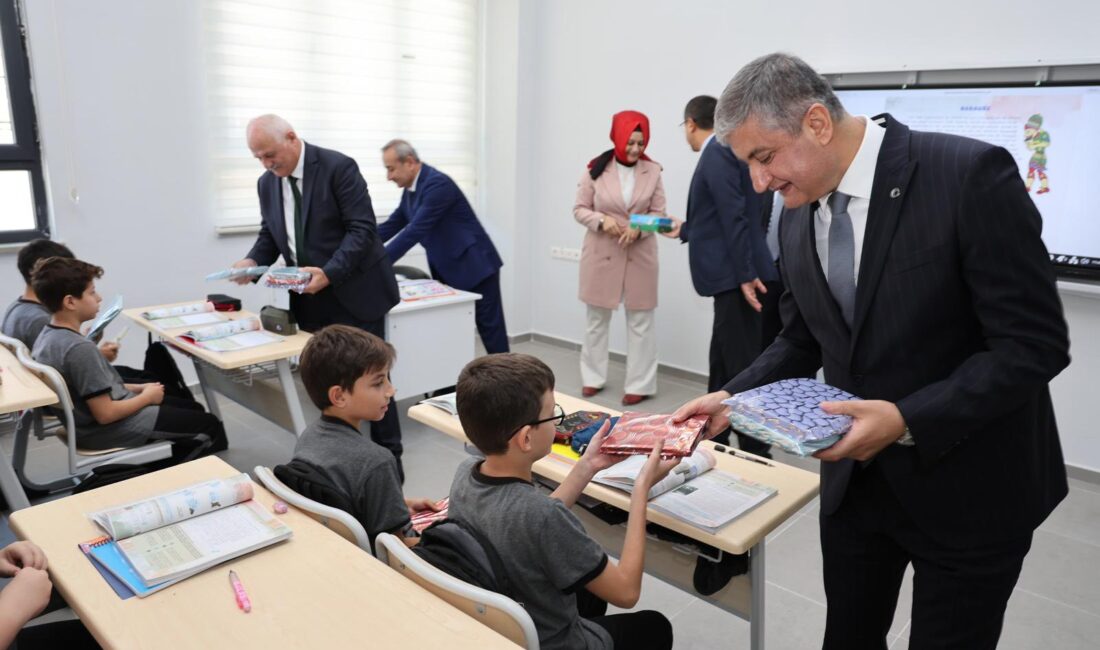 Vali Mustafa Yavuz, 2025-2026 Eğitim-Öğretim Yılı’nın açılışı kapsamında, Yenişehir Mahallesi’nde