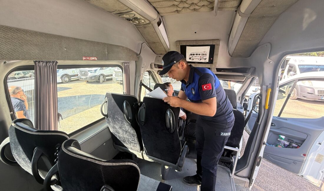 Karabük Belediyesi Zabıta Müdürlüğü’ne bağlı trafik ekipleri, şehir genelindeki okul